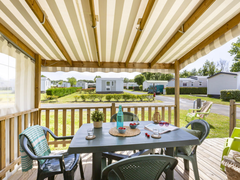 Terrasse de camping avec vue sur mobile-homes.