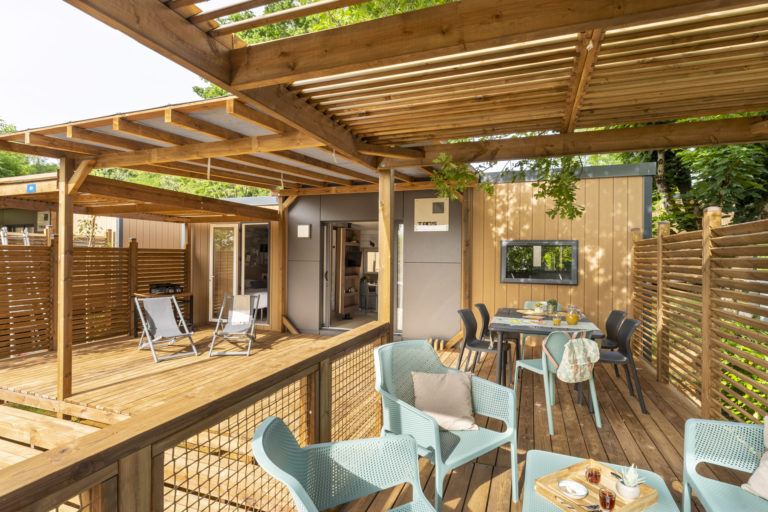Terrasse en bois avec mobilier extérieur moderne.
