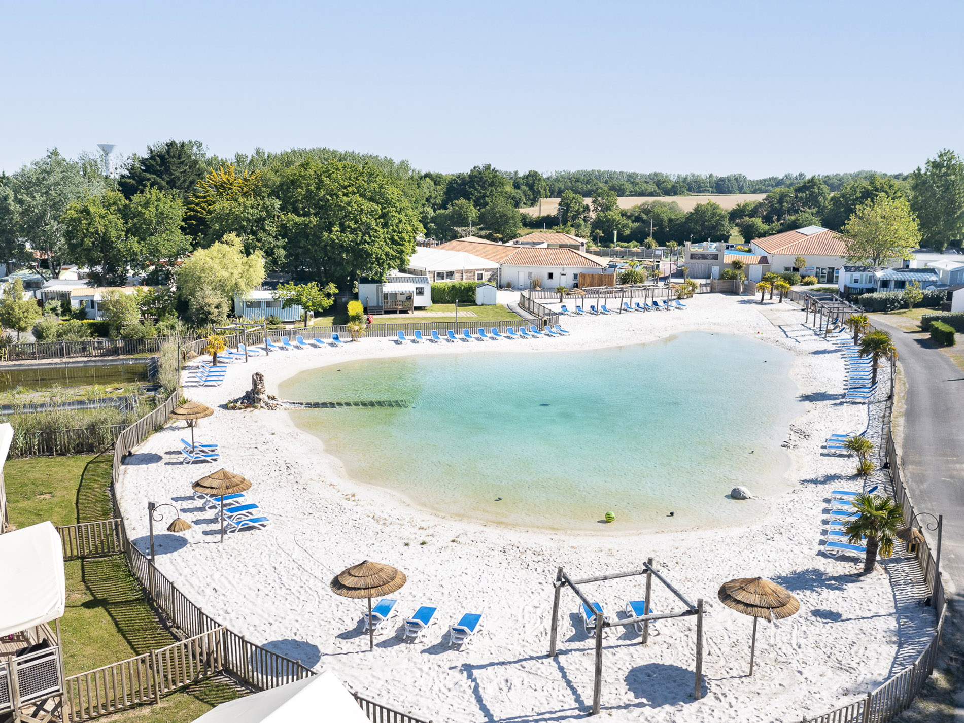 Lagune artificielle dans un camping avec chaises longues