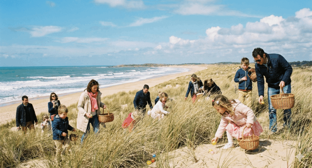 Chasse aux œufs plage sable ensoleillé enfants
