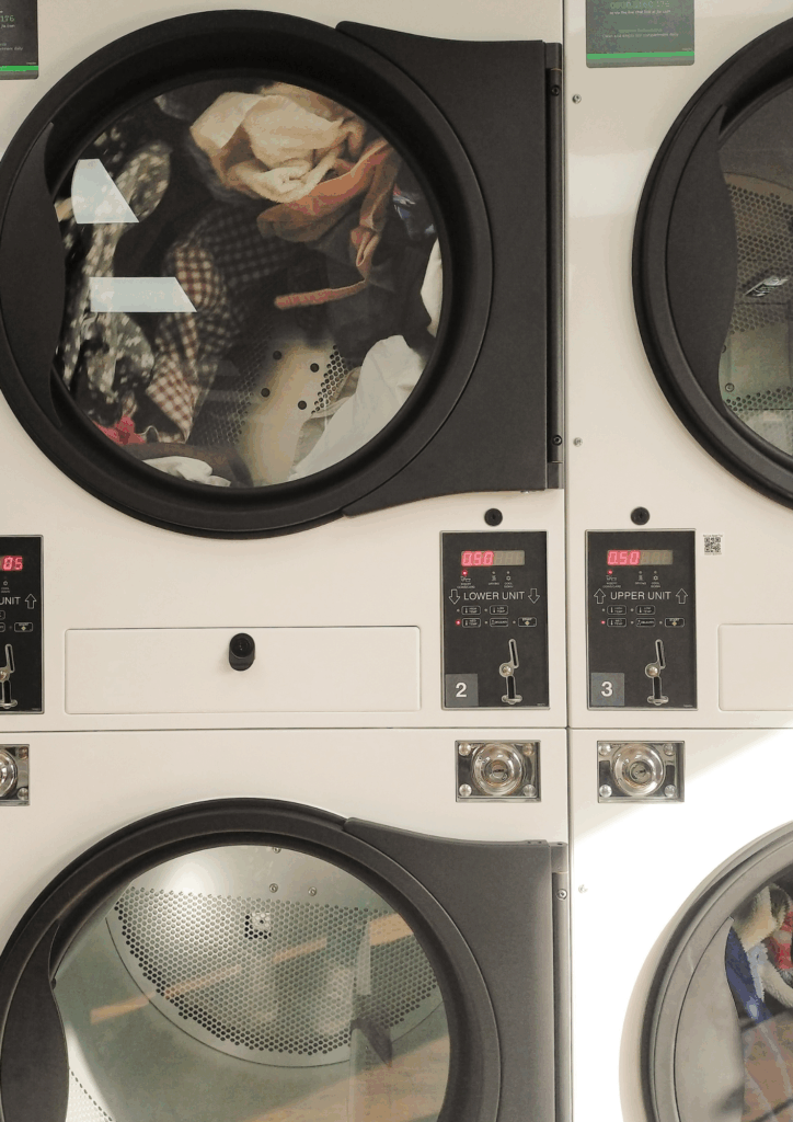 Sèche-linge avec vêtements en cours de séchage.