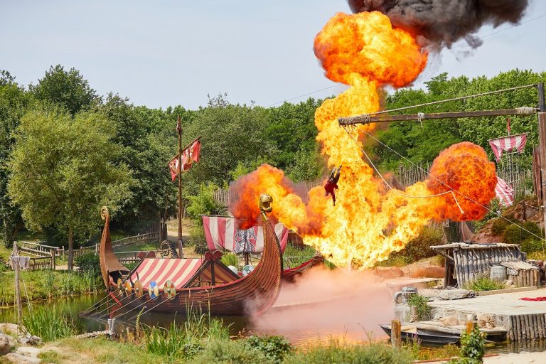 Spectacle viking avec explosion enflammée et drakkar.