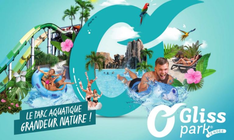 Parc aquatique avec toboggans et piscine tropicale.