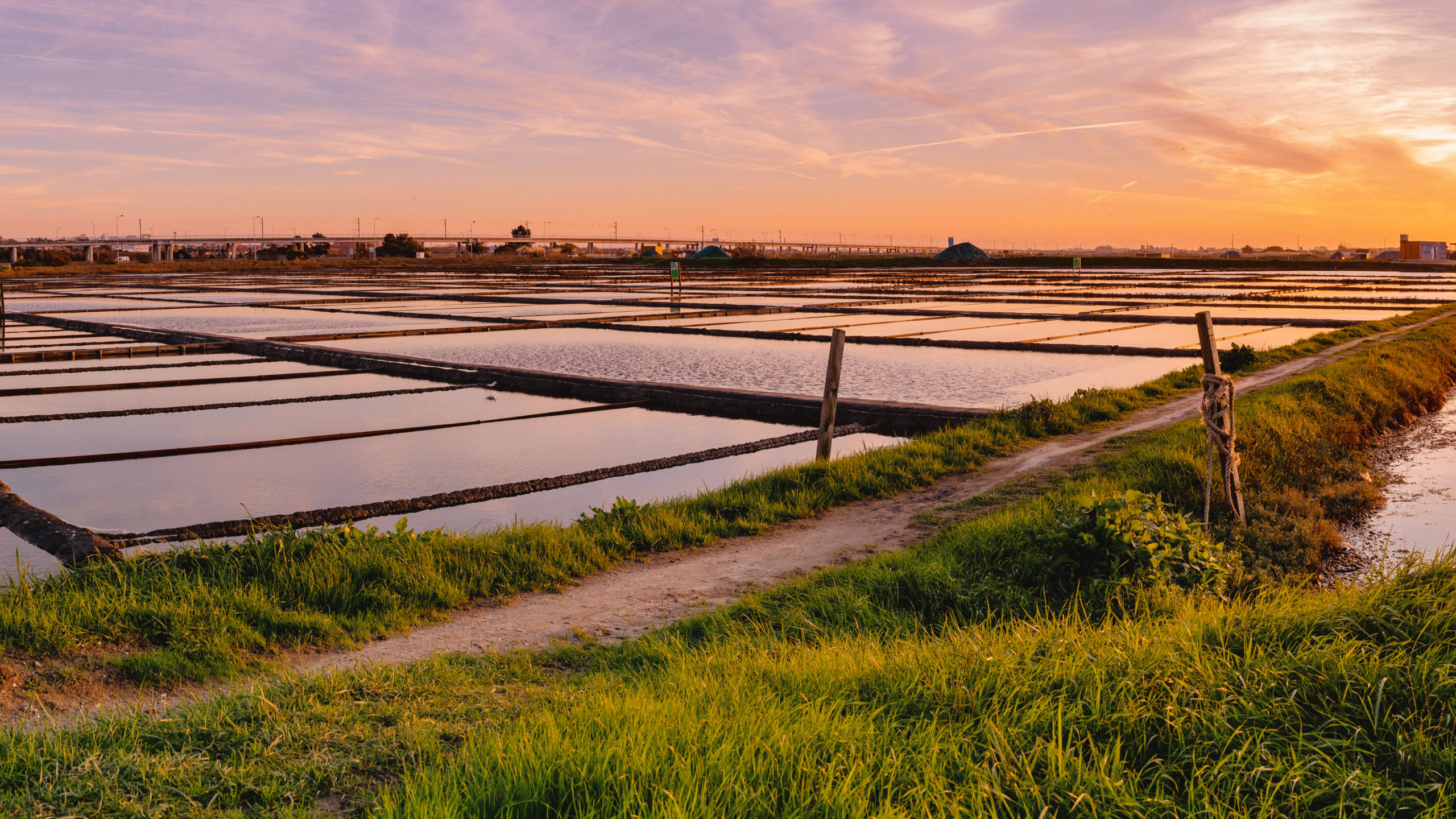Coucher de soleil sur marais salants pittoresques.