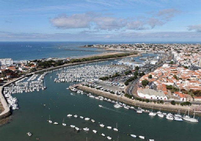 Vue aérienne d'un port maritime en France