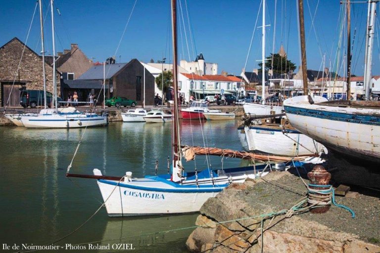 Port avec bateaux, Île de Noirmoutier, France.