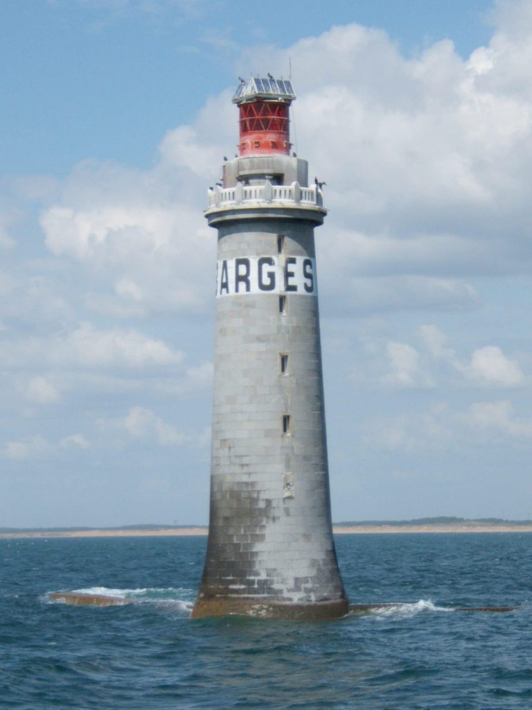 Phare en mer sous ciel nuageux